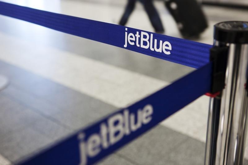 JetBlue forecasts higher costs, fall in revenue By Reuters