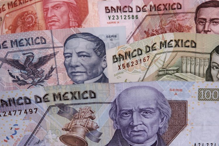 Mexican Peso falls Friday but secures weekly gain against US Dollar