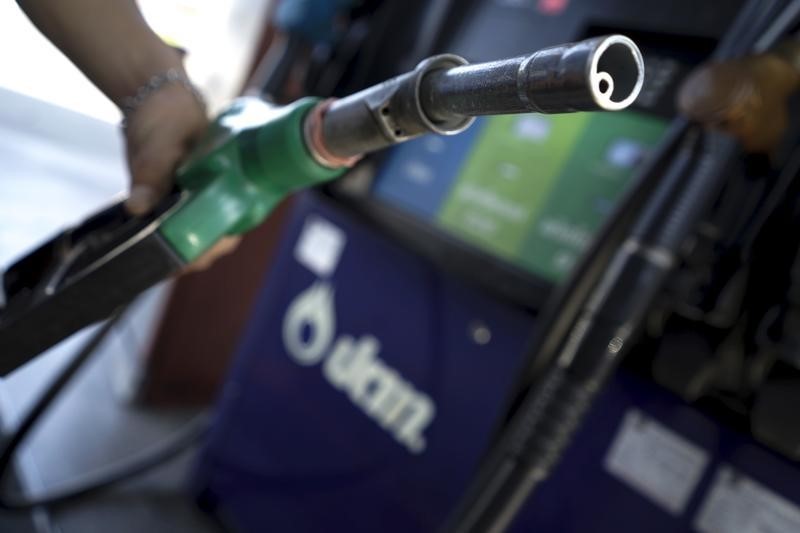 Oil prices edge up on Middle East risk By Reuters