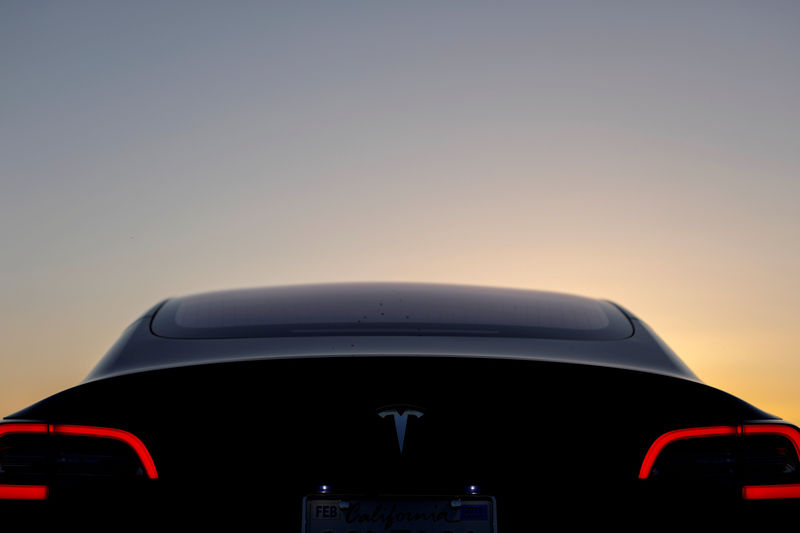Australia auto lobby split widens as Tesla, Volkswagen back tougher emissions plan By Reuters