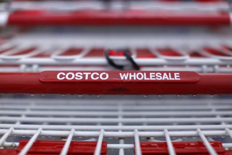 Insiders, hedge funds, and politicians trading Costco stock (NDAQ:COST) in Q4 2023