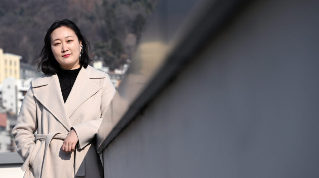 Baek Yo-sun poses for a photo during an interview with The Korea Herald in January. (Lee Sang-sub/The Korea Herald)
