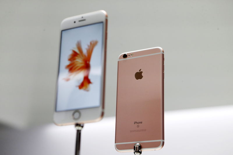 &copy; Reuters.  Apple stock target cut at Loop as iPhone strength wanes