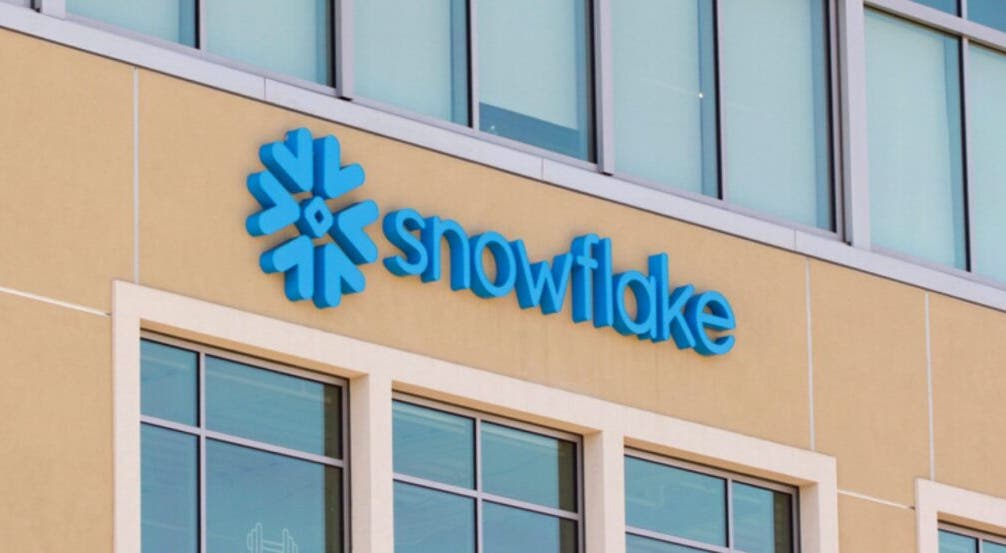 Snowflake Stock A Buy-The-Dip Opportunity? Reddit User Calls It 'The Dog Of My Long-Term Portfolio' - Snowflake (NYSE:SNOW)