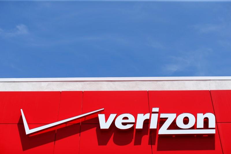 Verizon posts fewer quarterly subscriber losses on flexible plan demand By Reuters